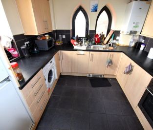 5 bedroom Flat in Kirkstall Lane, Leeds - Photo 2