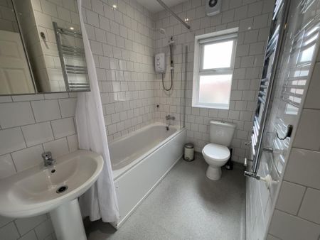 1 bedroom in a house share to rent - Photo 5