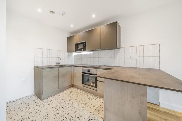 Commonside East, Mitcham CR4 - Photo 1