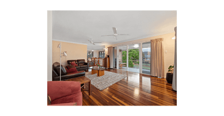 Generous 650m² home with versatile spaces perfect for work, relaxation or entertainment. - Photo 3