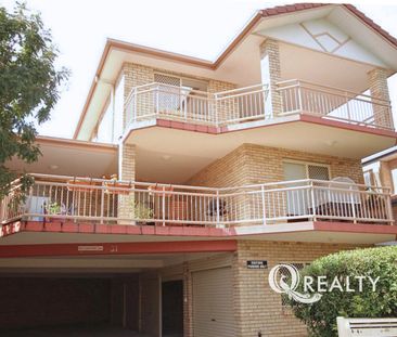 🏡 Low Maintenance - Spacious Contemporary Unit - Photo 5