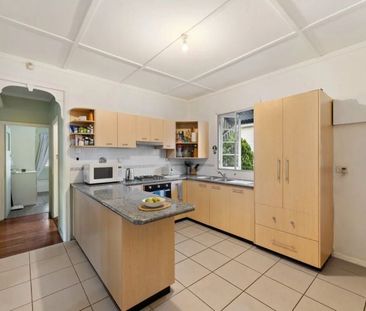 Charming Queenslander with Wide Verandas and Expansive Backyard - Photo 6