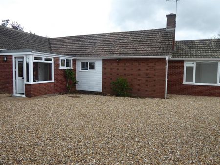 4 bedroom detached bungalow to rent - Photo 5