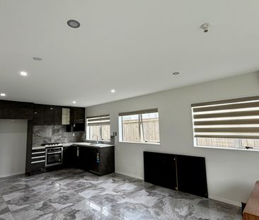 Modern 4-Bedroom, 3-Bathroom Townhouse in Mangere - Photo 1