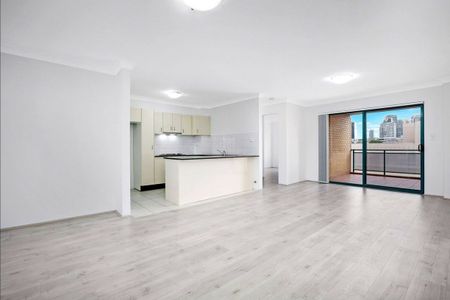 Modern Extra Large 1 Bedroom Apartment! - Photo 2