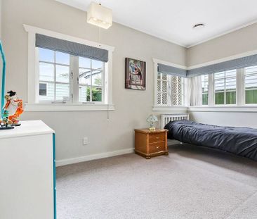 Charming Epsom 3BR bungalow w/ Fully Fenced Garden - Photo 1
