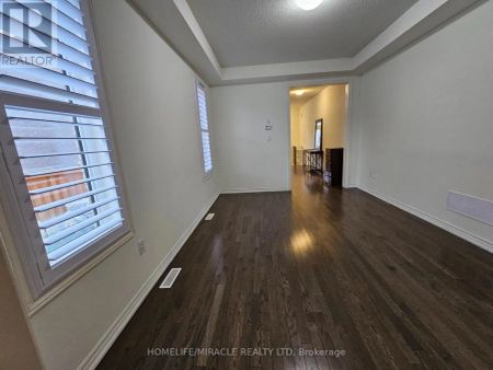 18 BACHELOR STREET W - Photo 2