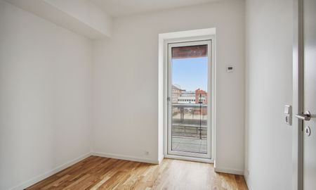 Rummelig og lys 2-værelses lejlighed med egen altan og unikke fællesfaciliteter. - Photo 3