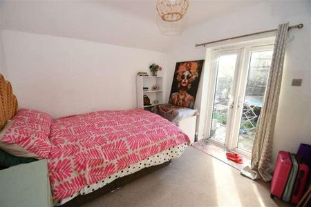 Bedroom Detached Bungalow In Farncombe, GU7 - Photo 5