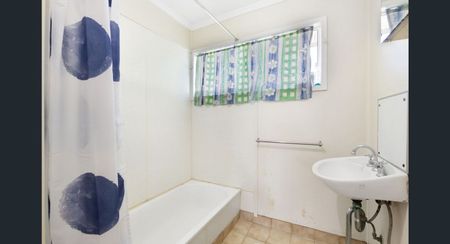 3 BEDROOM HOME - CLOSE TO SCHOOLS, SHOPS AND PUBLIC TRANSPORT - Photo 2