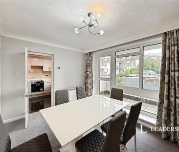 3 bedroom flat to rent - Photo 6