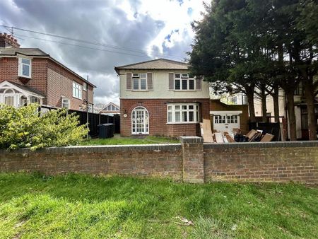1 bedroom in a house share to rent - Photo 2