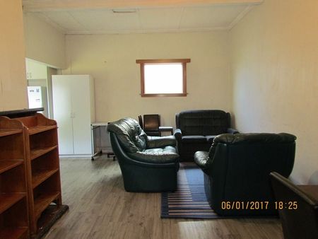 3 BEDROOM HOUSE ON CAMPUS, close to town, for 2025 - Photo 3