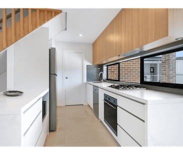 Fully Furnished, 3 Bedroom Townhouse - Photo 2