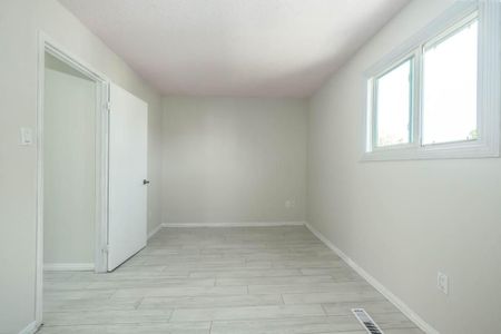 For Lease - 1419 Outlet Drive, Oshawa, Ontario - Photo 3