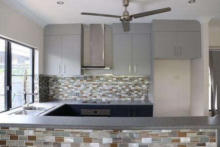 ELEGANT THREE BEDROOM FAMILY HOME - Photo 5