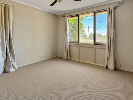 Three-Bedroom Home Close to Schools and Local Shops - Photo 5