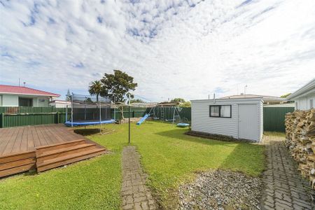 Wonderful Family Home with Spacious Backyard - Photo 2