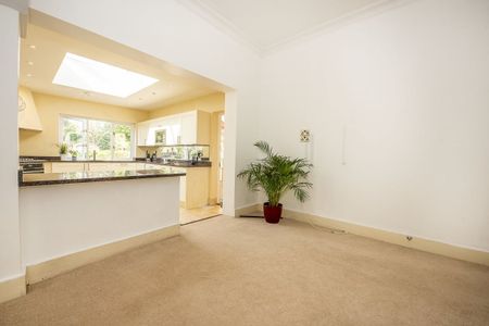 4 bedroom detached house to rent - Photo 3