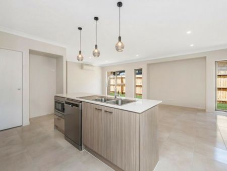 4 Bedroom 2 Living Room House in Ormeau! - Photo 2