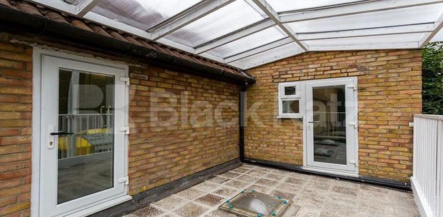 Stunning three bed two bath property set within a private development - Photo 1