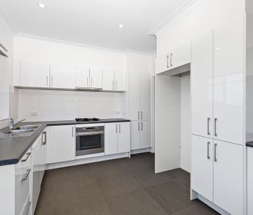 Renovated Three-Bedroom Townhouse with Double Garage & Private Courtyard - Photo 6