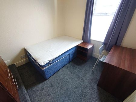 4 bedroom terraced house to rent - Photo 3