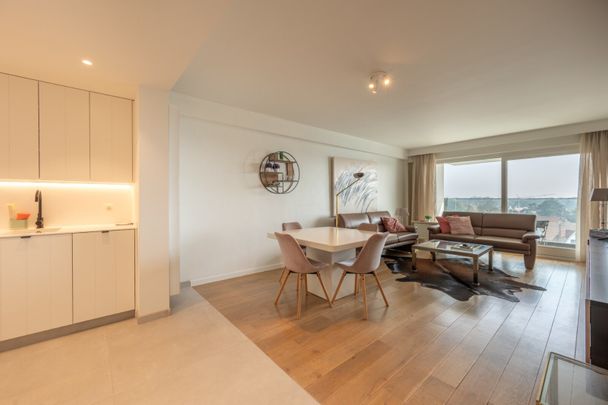 Gemeubeld appartement op de vijfde verdieping gelegen in hartje Zoute op enkele passen van het Albertplein en de zee - Foto 1