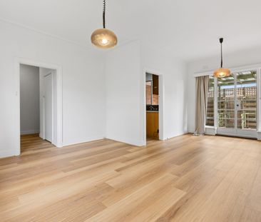 Three bedroom house in Mount Waverley - Photo 4