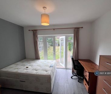 5 bedroom semi-detached house to rent - Photo 4