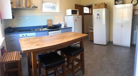 Spacious ensuite room with excellent sunlight - Photo 2