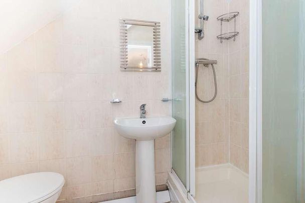 Bathurst Walk, Richings, SL0 - Photo 1