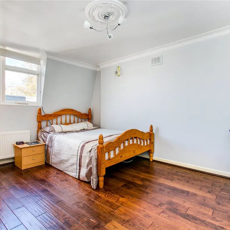 3 bedroom flat in London - Photo 1