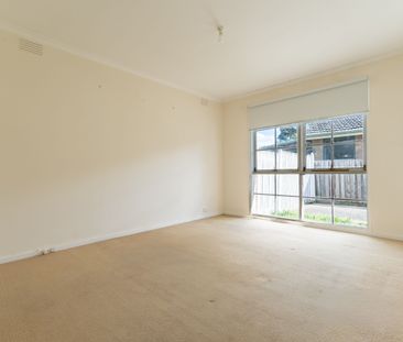 Delightful Family Home in Convenient Deer Park Location! - Photo 4