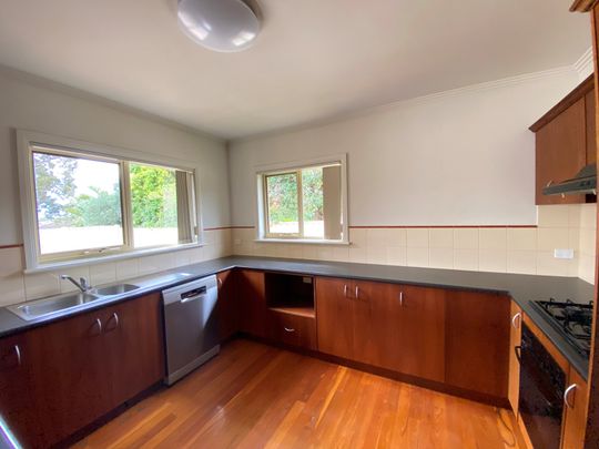 Low-Maintenance Townhouse in a Prime Essendon West Location - Photo 1