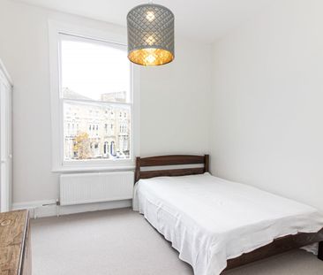 2 Bed Flat, Burlington Gardens, W3 - Photo 4