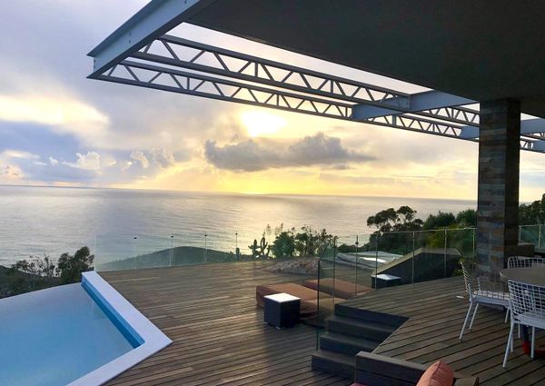 Deslumbrante moradia exclusiva, com vista frontal de mar e piscina privada.