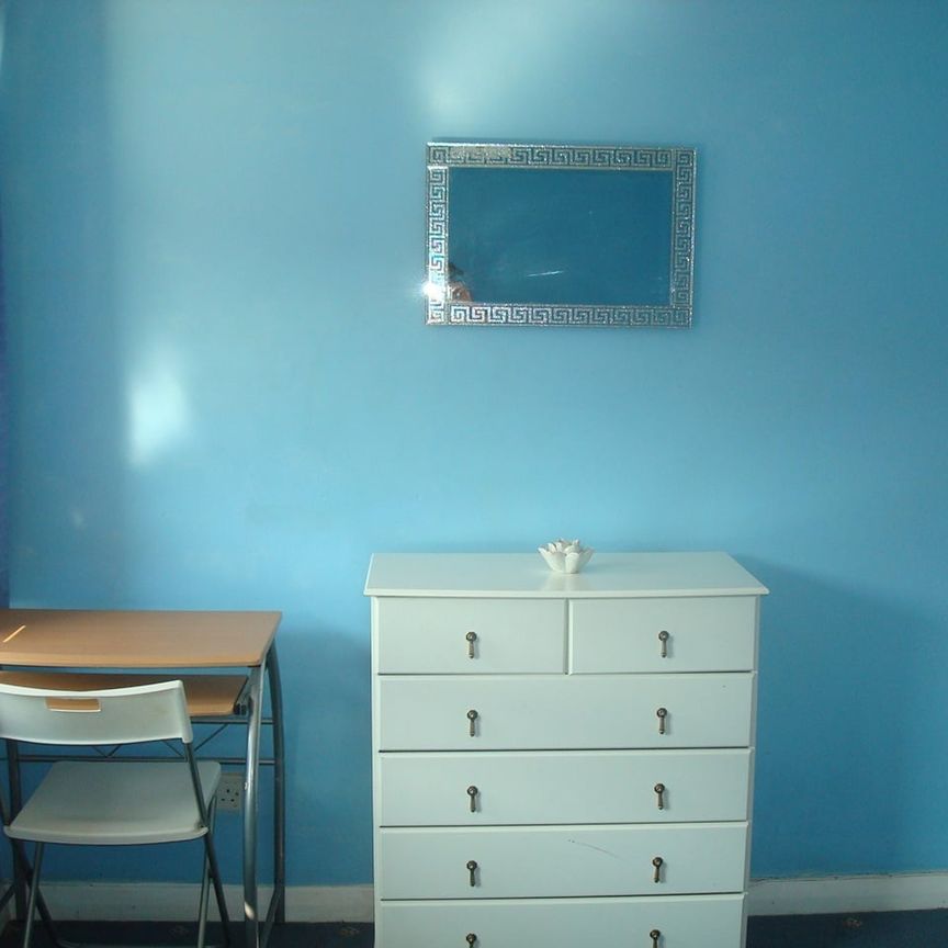 Room in a Shared House, Gerards Close, SE16 - Photo 1