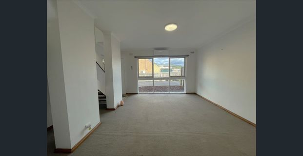 Low Maintenance Living! - Photo 1