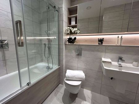 Stunning Fully Furnished Three Double Bedroom Penthouse Apartment with Amazing facilities in the Exclusive Cortland Development, Colliers Yard. - Photo 5