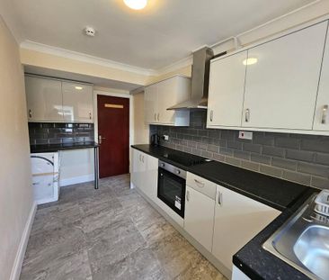 8 bedroom semi-detached house to rent - Photo 2