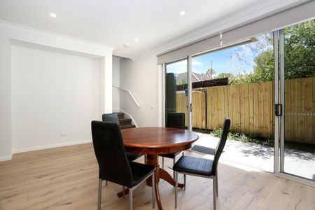 2/116 Southern Road, Heidelberg West VIC 3081 - Photo 3