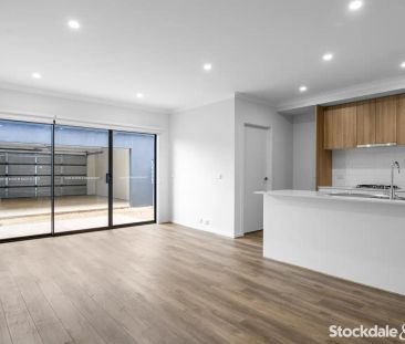 “Modern Townhouse Living in Grand View Estate!” - Photo 1