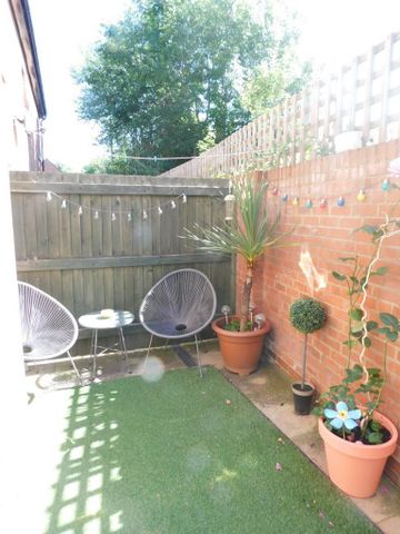 2 bedroom terraced house to rent - Photo 2