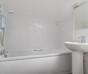 Available unfurnished now - Photo 6