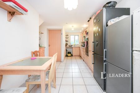 4 bedroom house to rent Cadeby Court, Broughton, Milton Keynes, Buckinghamshire, MK10 - Photo 2