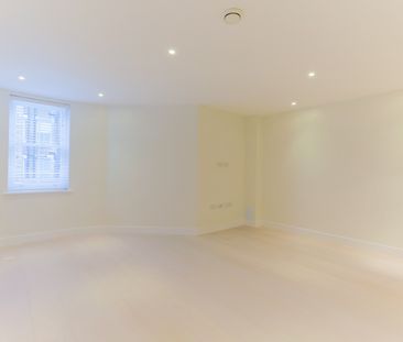 1 Bedroom Flat, Gerrard Street, London, Greater London, Soho, W1D - Photo 1