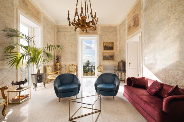Elegant panoramic penthouse with terrace in the Chiaia area - Foto 1