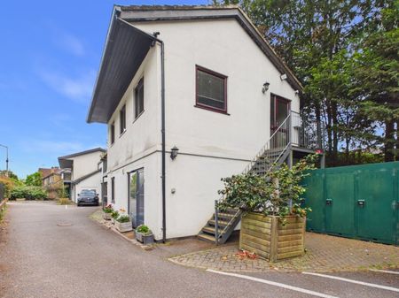 Oxford Road, Gerrards Cross, Buckinghamshire,SL9 - Photo 4