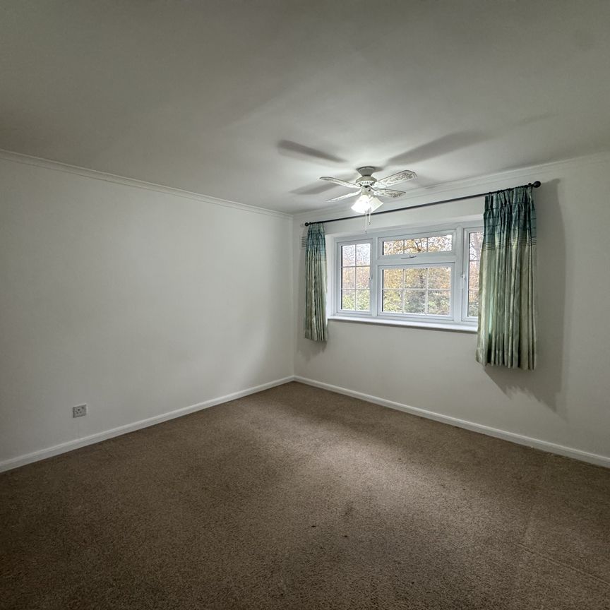 Punch Copse Road, Crawley - Photo 1